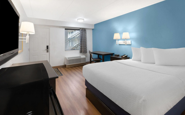 Travelodge by Wyndham Madison Heights MI