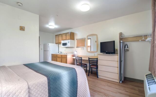 HomeTowne Studios & Suites by Red Roof Bentonville