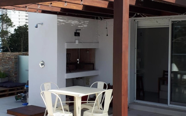 Estudio con parrillero y vista al mar