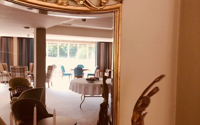 Cadmore Lakeside Hotel