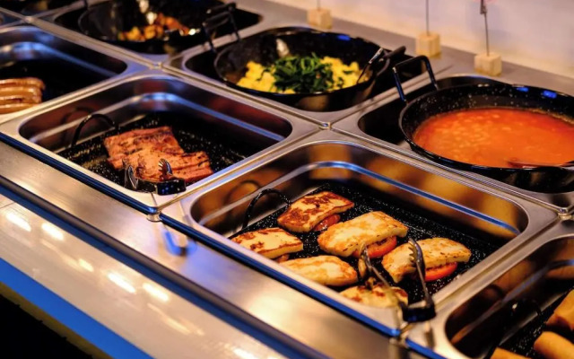 Mercure Larnaca Finikoudes Beach