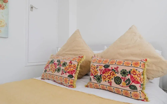 Corner House - Bright 2BD in Cheltenham