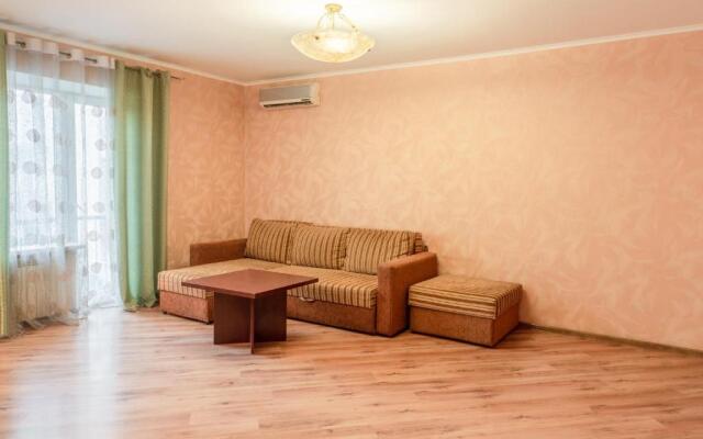 Apartment Triokhsviatytelskaya Street 3