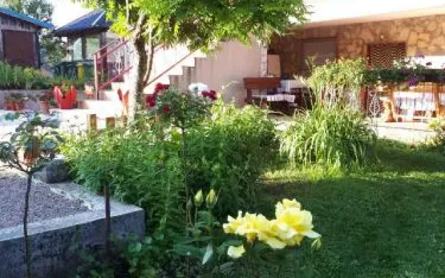 Guest House Family Varda