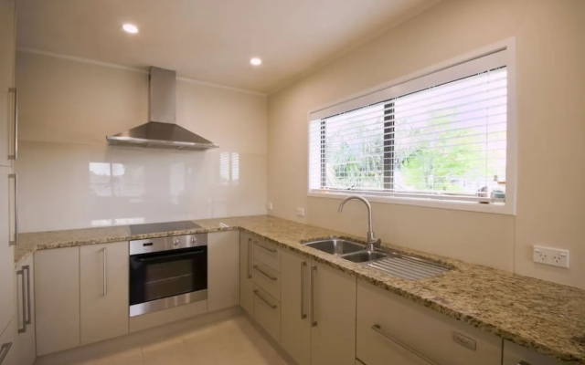 Bright 2 Bedroom Home in East Auckland