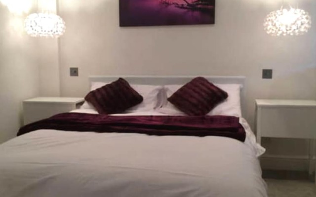 Great 2 BED in Northfields With Private Garden