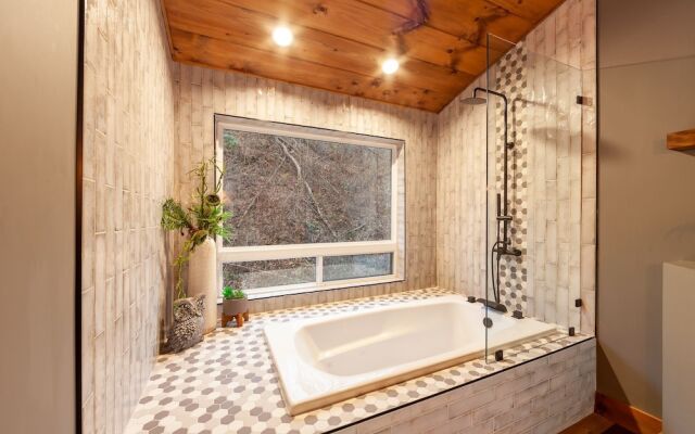 Night Owl 3 Bedroom Cabin by RedAwning