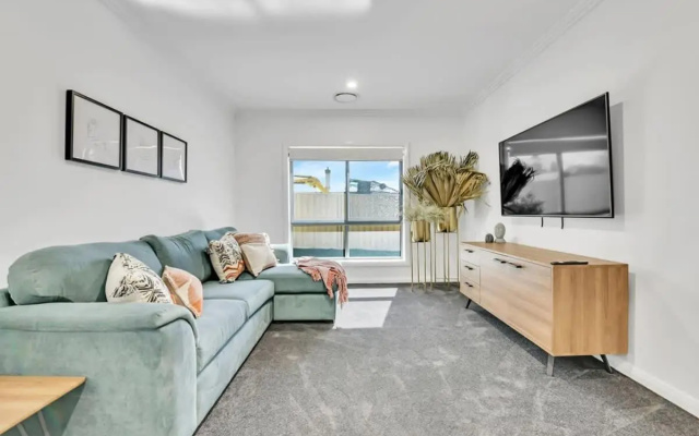 Hideaway on Curran - Modern & Comfy Retreat in CBD Firepit – Guest Rooms – Orange