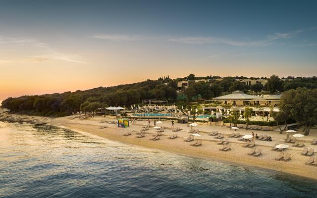 Maistra Select Amarin Resort