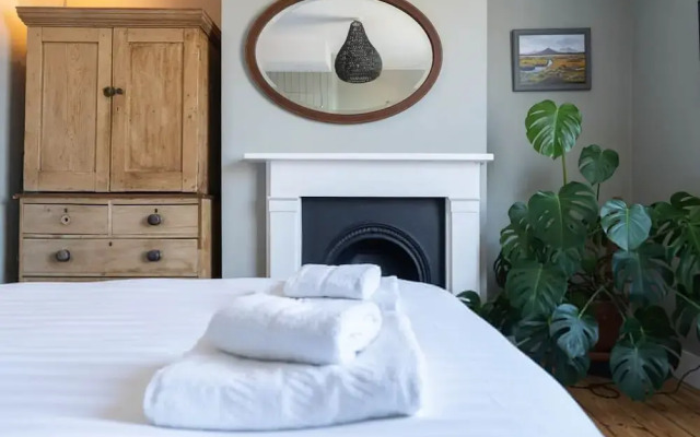 Host Stay Grove Townhouse