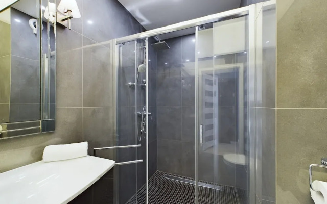 Apartment With Parking by Renters