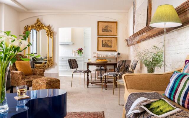 Villa Alfonso, Luxury Villa In Midtown, Parking