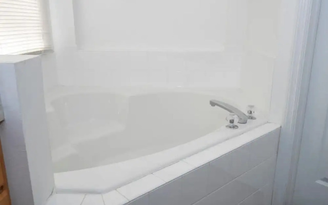 133 Beautiful 5BD Home With Lake View