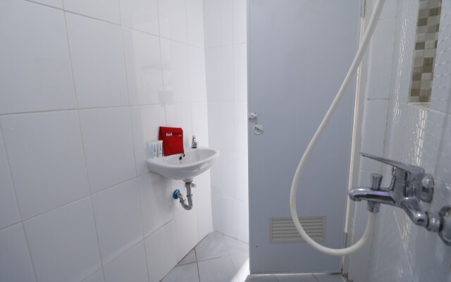RedDoorz Plus Syariah near Mall Pondok Indah