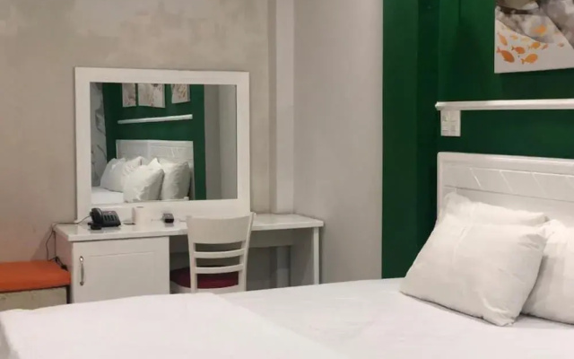 Elly Hotel