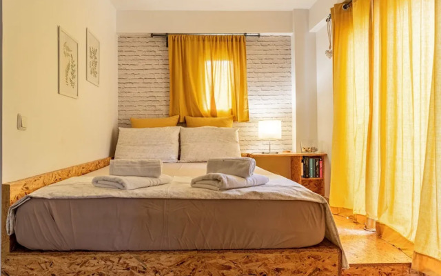 Downtown Central Suite With Private Parking