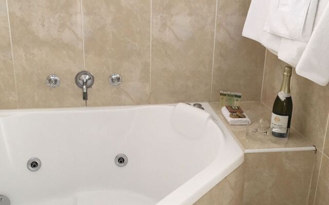 Tuckerbox Motor Inn
