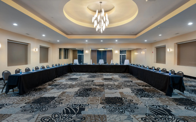 Holiday Inn Express and Suites Atlanta Downtown by IHG