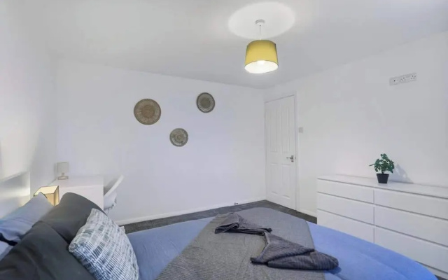 Spacious 4 Bedroom House With Parking — фото 3