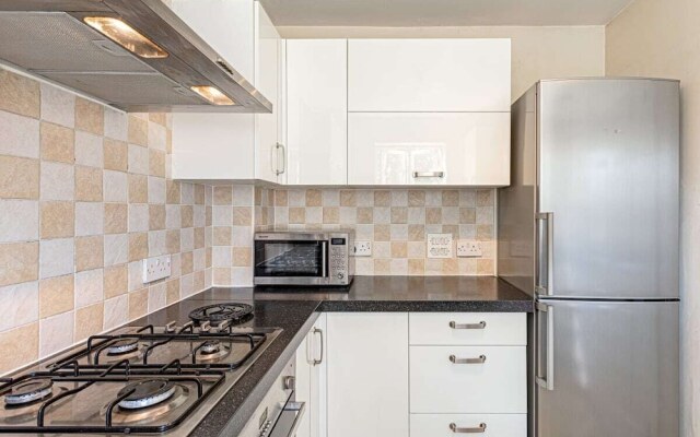 Beautiful 3 Bed House W Patio 10 Mins to Excel