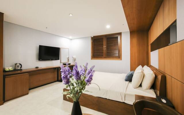 Themepark Tourist Hotel