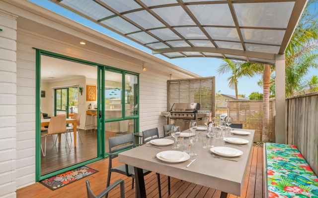 The Sunny Bach - Cooks Beach Holiday Home