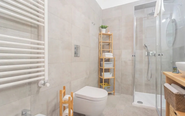 Independence Apartment With Balcony by Rent all Como