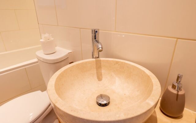 Captivating 4-bed House in Dartford