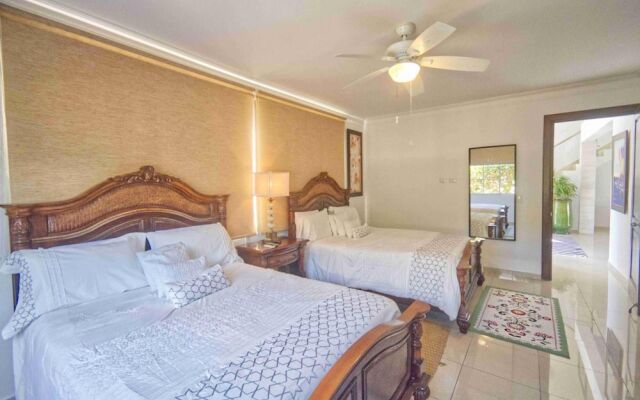 Large Golf View Villa With Pool Jacuzzi and Staff