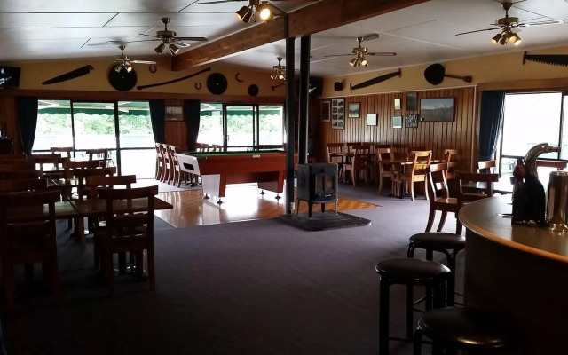 Mahoe Motel Bar n Grill