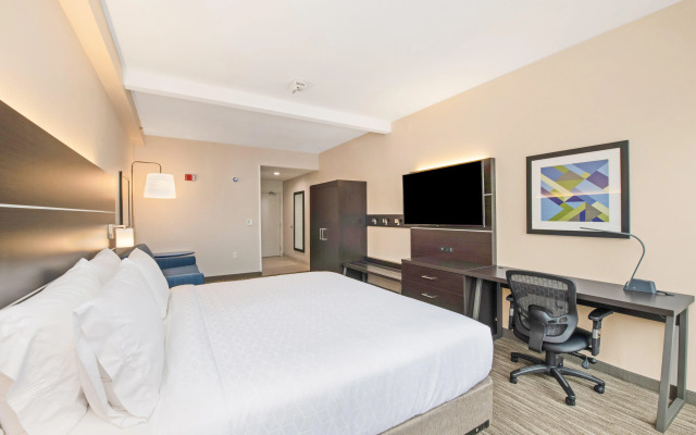 Holiday Inn Express & Suites Delafield by IHG