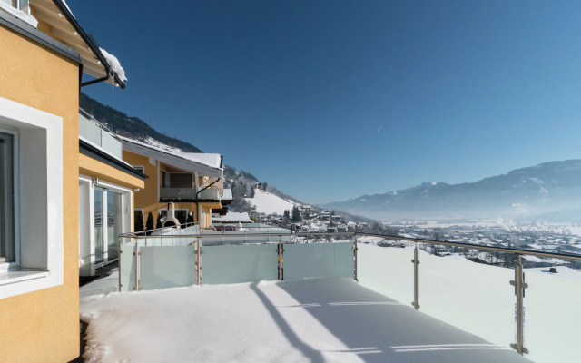 Hilltop apartment in Piesendorf with balcony
