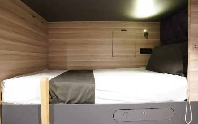 Single Bed Stays in Mixed Dormitory Room Andheri