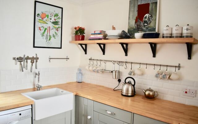 Refurbished Apartment With Garden Near Beach