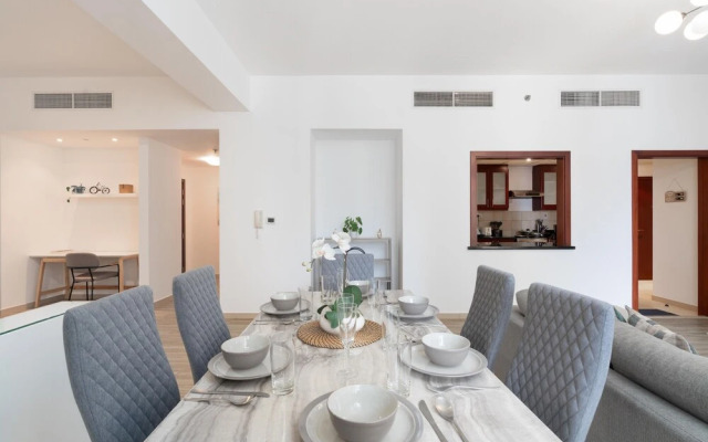 Whitesage - Magnificent Waterfront Apt, Steps From the Beach