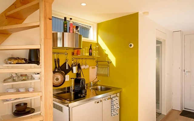 Houseboat studio with canalview and free bikes