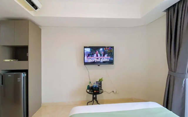 Great Location and Homey Studio Gold Coast Apartment near PIK