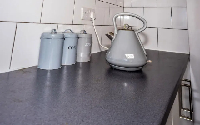 Ensuite6 Woodhouse private bath 2kitchen