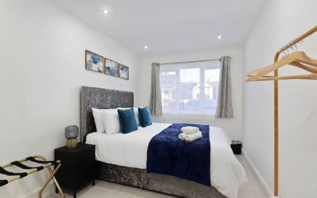 4 Bed - Sleeps 9 - Free Parking - 20 min Gatwick