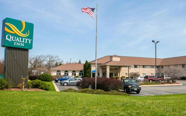 Quality Inn & Suites Woodstock near Lake Geneva