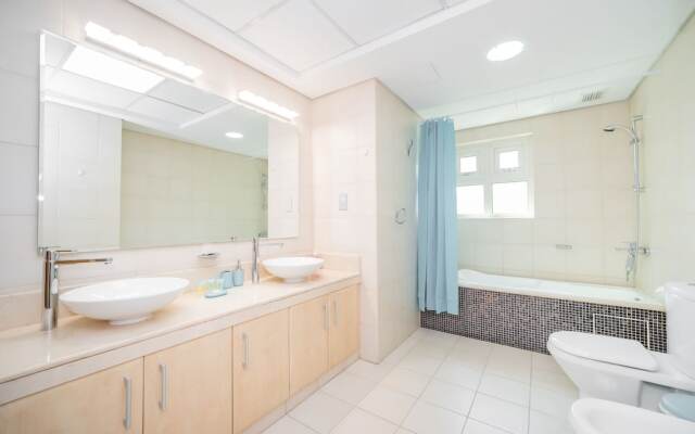 Luton Vacation Homes - Shoreline Apartment with Beach access