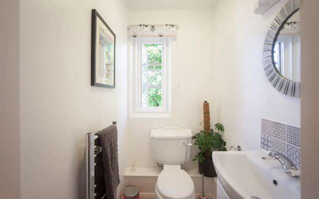 Elegant 1 Bedroom Flat With Period Features in Bristol