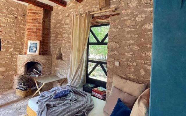 Atlantis 12, Maison d'hôtes et d'art