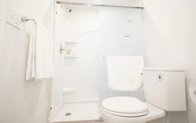 Bright Modern 4bed 2bath Townhouse With Parking