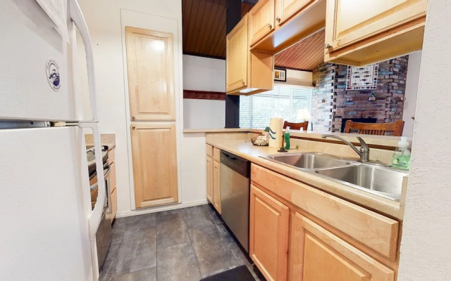 Sierra Manors 75 Cozy and Comfy Condo, On the Shuttle Route by Redawning