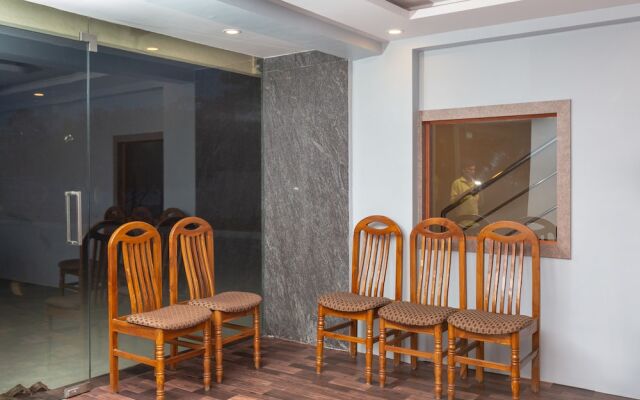 OYO 22105 Hotel Half Moon Inn