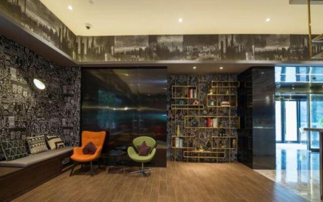 Wanhe Zhizhen Hotel (Shanghai Sun Moonlight Dapuqiao Subway Station)