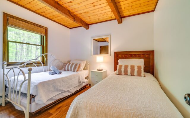 Traditional Blakeslee Chalet: Deck & Lake Access!