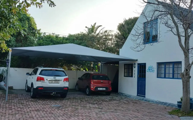 Cozy 4 bedroom house enclosed by sea and mountain.