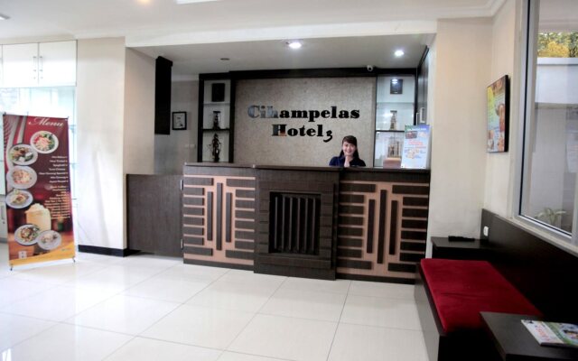 RedDoorz Plus @ Point Phila Cihampelas